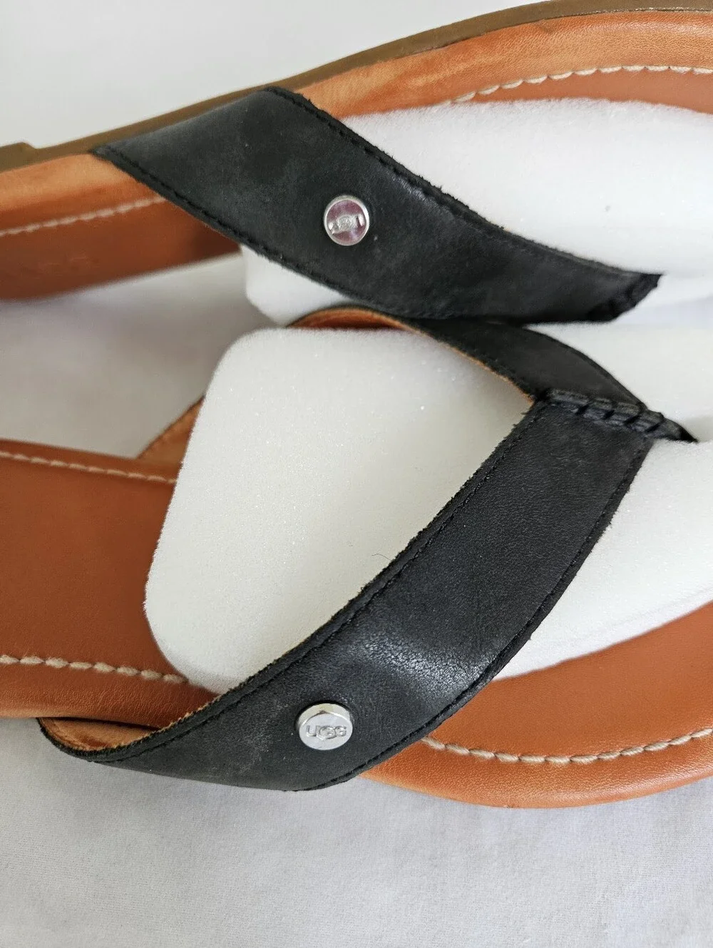 UGG Tuolumme Tan Footbed with Black Strap Leather Thong Sandals Size 7.5